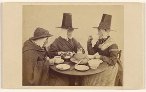 [Tre walesiska damer sitter vid ett bord och dricker te] av Francis Bedford
