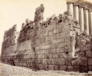 Västra änden av yttermuren till Soltemplet, Baalbek