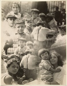 [Fotomontage av barn] av Francis Bruguière