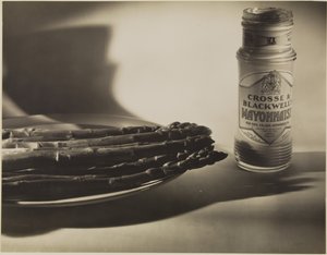 [Stilleben med sparris och burk med majonnäs] av Francis Bruguière