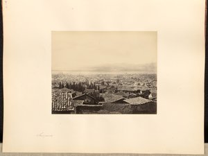 [Stadsvy från långt håll] av Francis Frith