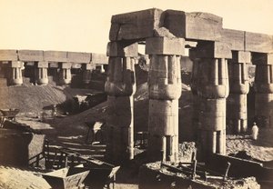 "Egypten och Palestina": pelargång på gården till festivalen Amenhotep III i Luxor-templet (El-Uqsor), Egypten av Francis Frith
