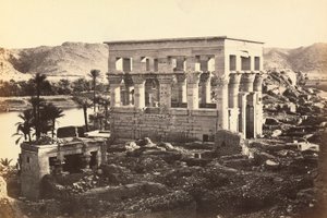 "Egypten och Palestina": Trajanus paviljong i det monumentala komplexet Philae, ön Agilkia, omgivningarna i Assuan, Egypten av Francis Frith