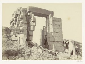 Granitpylon i Karnaktemplet Granitpylonen. Karnac (titel på objekt) av Francis Frith