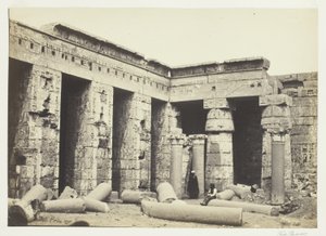 Medinet Habbos inre domstol, Thebe av Francis Frith