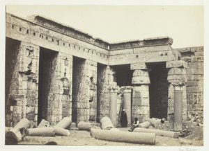 Medinet Habbos inre domstol, Thebe, 1857. av Francis Frith