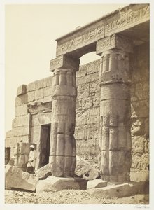 Portik av templet i Goorneh, 185862. av Francis Frith