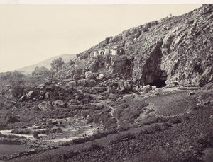 Jordaniens främsta källa, flyter från en grotta nära Banias, nära platsen för ..., ca. 1857. av Francis Frith