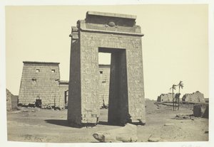 Sculptured Gateway, Karnac, 1857. av Francis Frith