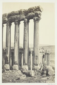 De stora pelarna och det mindre templet, Baalbec, 1857. av Francis Frith
