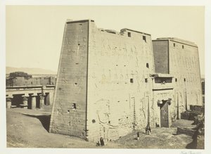 Den stora pylonen vid Edfou, övre Egypten, 1857. av Francis Frith