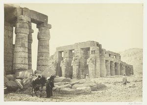 Memnonium, Thebe, från slätten, 1857. av Francis Frith