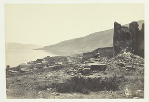 Staden och sjön Tiberias, från norr, 1857. av Francis Frith