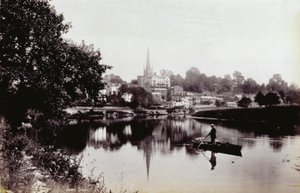 Staden Ross-On-Wye, sett från en flodbank. I förgrunden en man som står på en roddbåt av Francis Frith