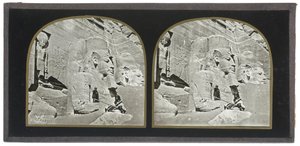 Vy över fasaden till det stora klipptemplet i Abu Simbel i Nubien av Francis Frith