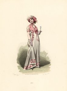 Kvinna i vit klänning, rosa fichu och corsage.