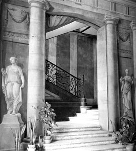 The Vestibule of the Folie St.James, Neuilly-sur-Seine (s/v foto)