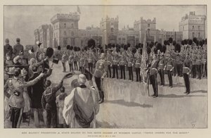 Hennes Majestät presenterar en statsflagga för de skotska vakterna vid Windsor Castle, tre skålar för drottningen.