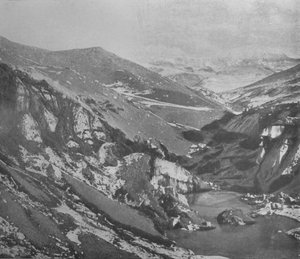 En brant buk som skärs av Alpfloden genom Koettlitzglaciären, c1911, 1913
