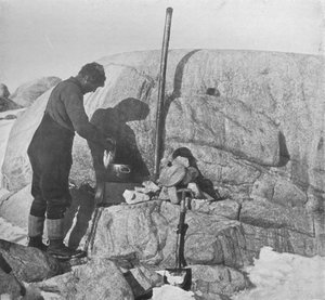 Forde Cooking Seal-Fry på späckugnen vid Cape Roberts, c1911, 1913