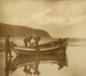 Beaching the Gratitude, ca 1890-talet (silvertryck med gelatin med toning) av Frank Meadow Sutcliffe