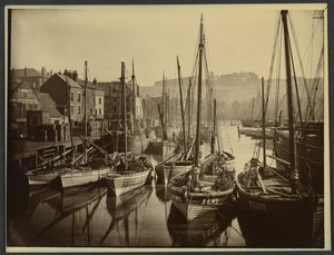 [Whitbys hamn] av Frank Meadow Sutcliffe