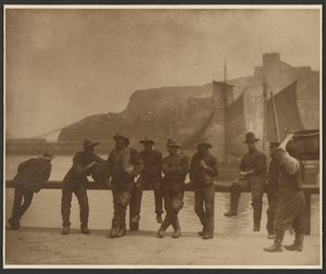 [Whitby-fiskare på pirens staket] av Frank Meadow Sutcliffe