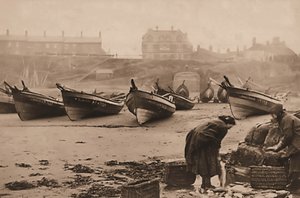 Kvinnor lastar fisk i korgar från fiskebåtarna, Whitby Harbor