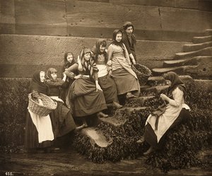Kvinnor som väntar på dagarnas fångst, Whitby Harbour, North Yorkshire, ca 1899