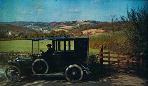 Tidig autokrom färgbild från cirka 1916. Man i en bil, kanske fotografen i England,... av Franklin Price Knott