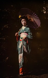 Japansk kvinna med parasoll och kimono, autokrom i tidig färg, ca 1916 (foto) av Franklin Price Knott