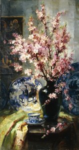 Äppelblommor och blåvitt porslin på ett bord