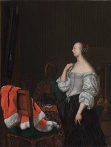 En kvinna står framför en spegel