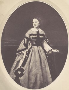 [Kvinnoporträtt, stående, tittar till vänster], 1850-60-tal.