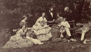[Gruppporträtt av fyra kvinnor, två män och tre barn i en trädgård], 1850-60-tal.