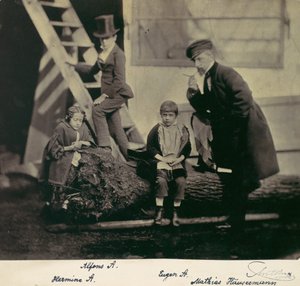 [Hermine, Alfons och Eugen Antoine och Mathias Höusermann på ett fallen träd], 1850-60-tal.