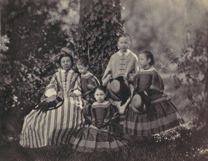 [Sittande dam i randig klänning med fyra små flickor], 1850-60-tal.