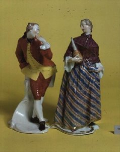 Commedia dellArte figurer av Donna Martina och Octavio, Nymphenburg, ca 1760 (porslin)