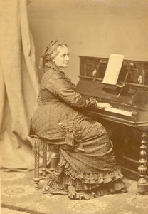 Porträtt av Clara Wieck-Schumann 1819-1896 vid pianot, ca 1878.