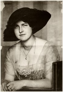 Mary med mörk hatt, 1915.