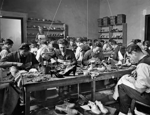 Hantverkare på jobbet i skodesignern och tillverkaren Ferragamos studio i Palazzo Feroni, Florens, 1937 (glasplatta)