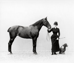 Porträtt av Miss Walsh med en häst och en minipudel på Villa di Montefonte, i området Poggio Imperiale i Florens, ca 1890 (glasplatta)