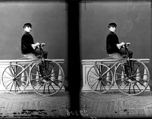 Porträtt av en liten pojke på en cykel, Florens, 1875-76 (glasplatta)