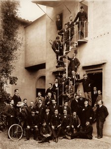 Porträtt av anställda vid Alinari Brothers fotografiska anläggning, i Florens, 1899 (glasplatta)
