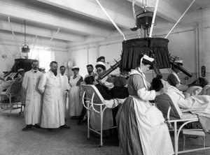 Utsikt över ett rum på Pellizzari-institutet i Florens, använt för fysioterapeutisk terapi, 1905 (glasplatta)