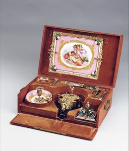 Napoleon III Case Necessarie de Bureau, c.1864-66 (emaljerat silver, förgyllt silver, blodsten, porslin i Sevres-stil och halvädelstenar) (se även 1065856-9) av Frederic-Jules and Wiese Jules  Rudolphi