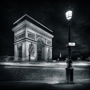 Triumfbågen vid Étoile i Paris i svartvitt av Frédéric MONIN