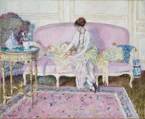 Kvinna sittande på soffa i interiör av Frederick Carl Frieseke