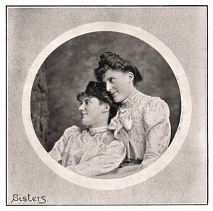 "Systrar", 1901. av Frederick Downer and Sons