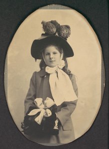 [Flicka i gådräkt med hatt och muff], 1890-talet.